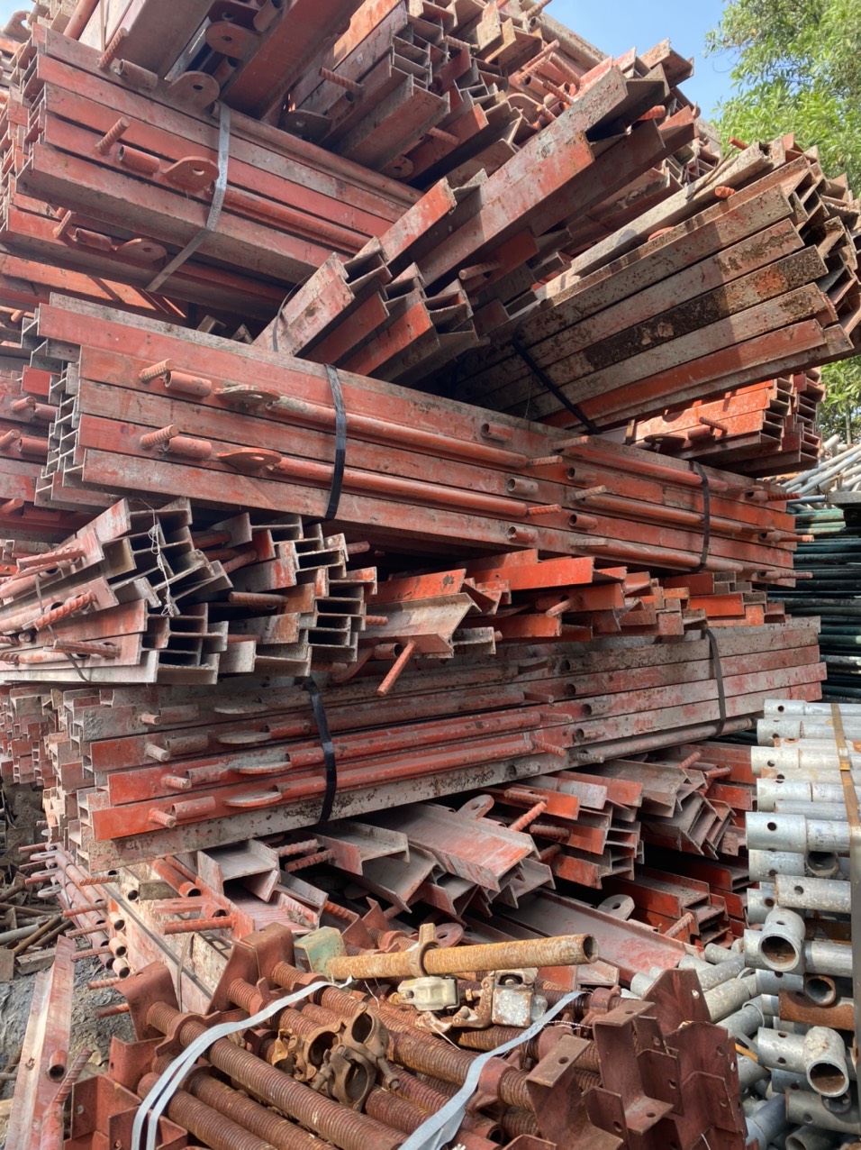 Giàn giáo, xà gồ, coppha cũ có nên bán phế liệu không?